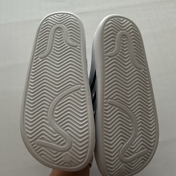 )NWT) Adidas Adilette Unisex Clogs in White & Black, (10 Women’s) (9 Men’s) - Picture 11 of 17